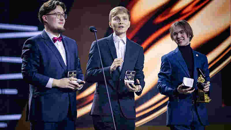 第三局为什么选豹女？ rookie ：选豹女就是自己玩，给我拖时间发育